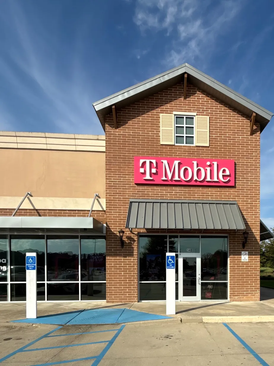  Exterior photo of T-Mobile Store at Ellerbe Rd & Redrick Dr, Shreveport, LA 