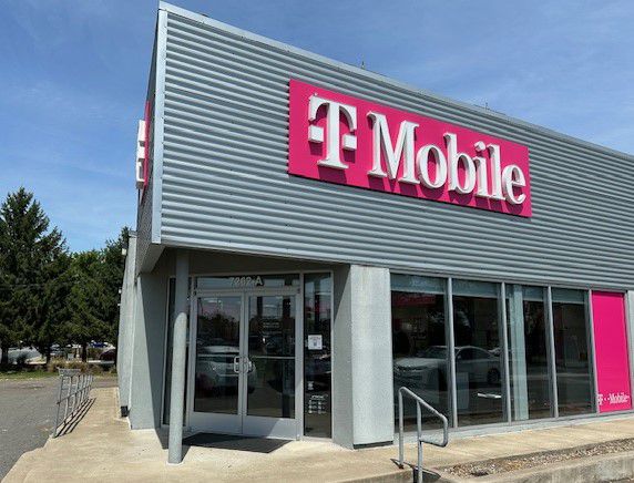 Exterior photo of T-Mobile Store at Columbia Pike & Ltl River Tnpk, Annandale, VA