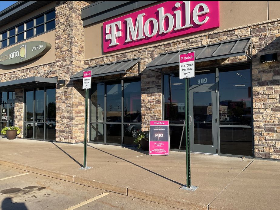 Exterior photo of T-Mobile Store at Middle Rd & I-74, Bettendorf, IA