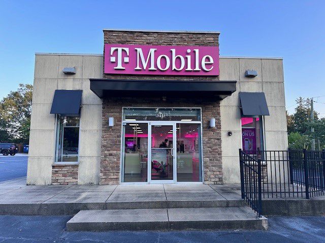 Exterior photo of T-Mobile Store at Calhoun Memorial, Easley, SC