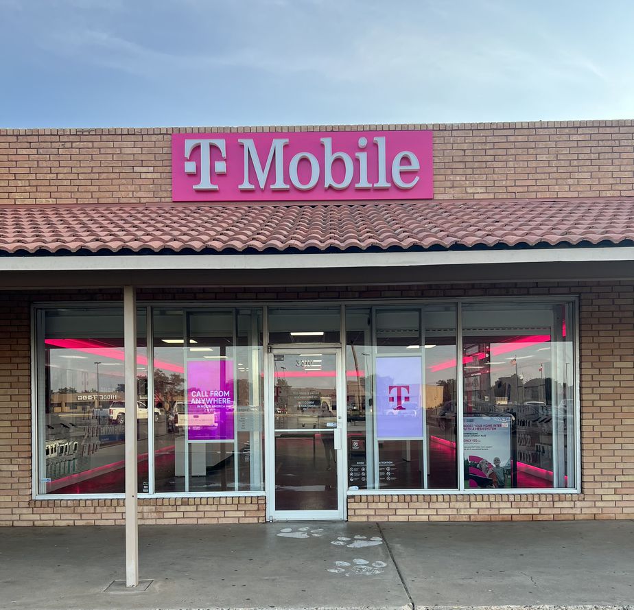 Exterior photo of T-Mobile Store at Olton Rd & Ennis St, Plainview, TX