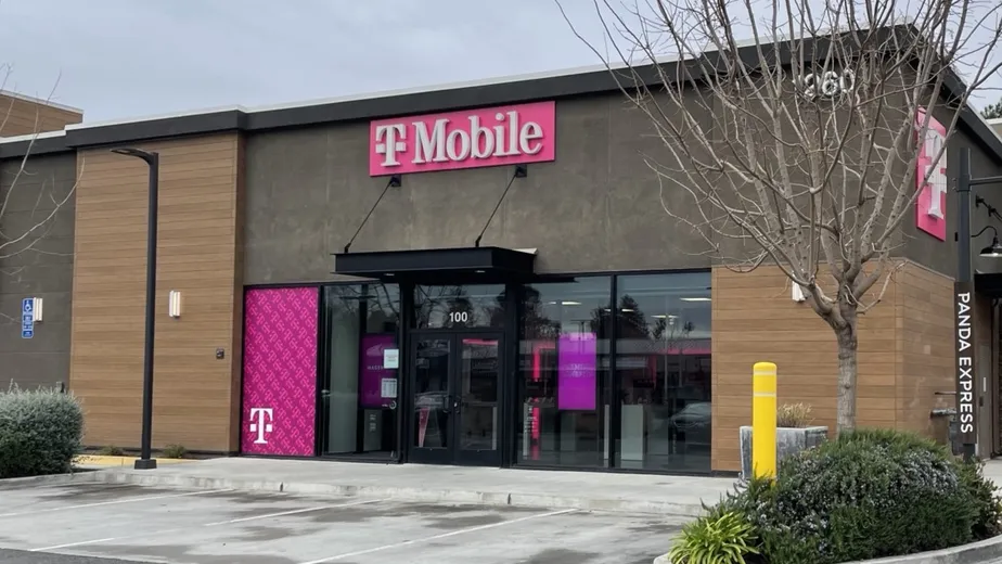 Foto del exterior de la tienda T-Mobile en Bridge St & N Palora Ave, Yuba City, CA