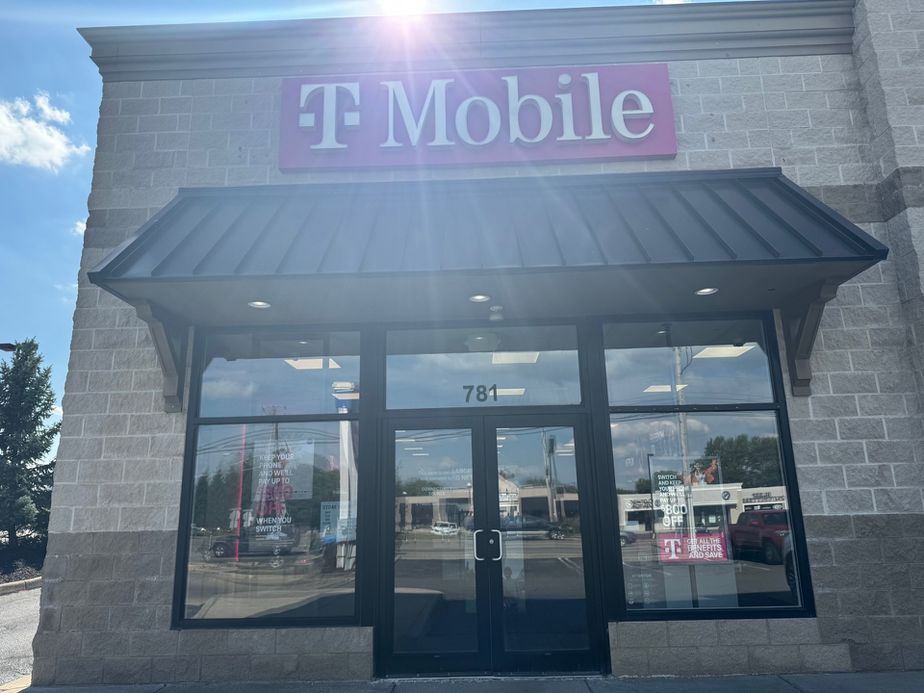 Exterior photo of T-Mobile Store at Town & Country Shopping Center, Ontario, OH