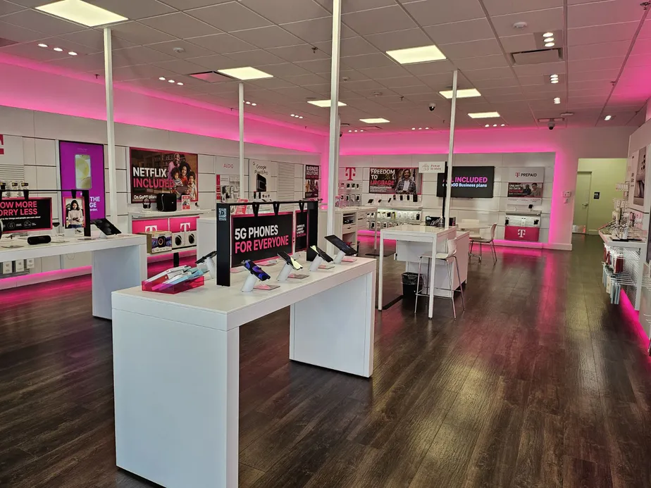 Foto del interior de la tienda T-Mobile en Hurst - Precinct, Hurst, TX