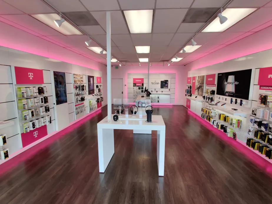 Foto del interior de la tienda T-Mobile en Lum Rd & Haviland St, Centralia, WA