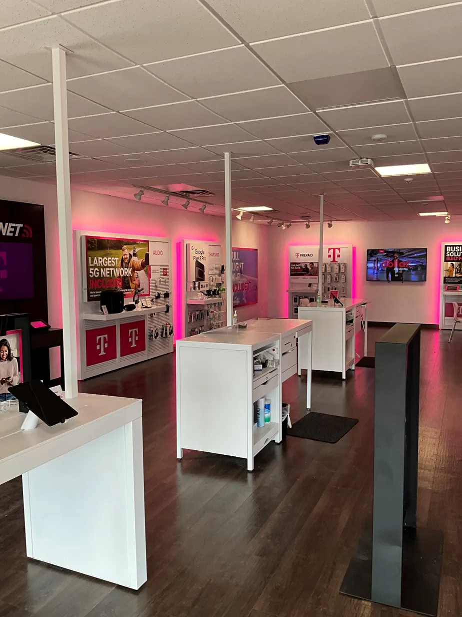 Foto del interior de la tienda T-Mobile en E State St & Mid America Dr, Rockford, IL
