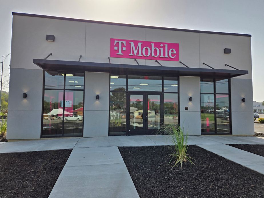 Exterior photo of T-Mobile Store at River Oak, Fayetteville, TN