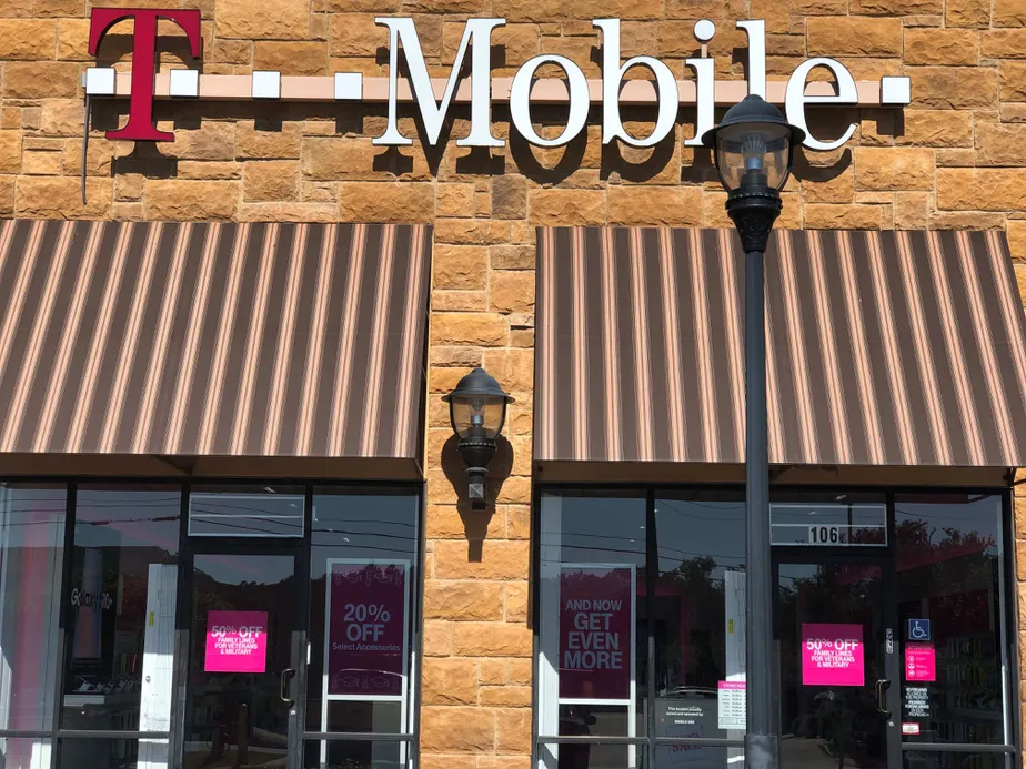 Exterior photo of T-Mobile store at S Main Street & Park Avenue, Weatherford, TX