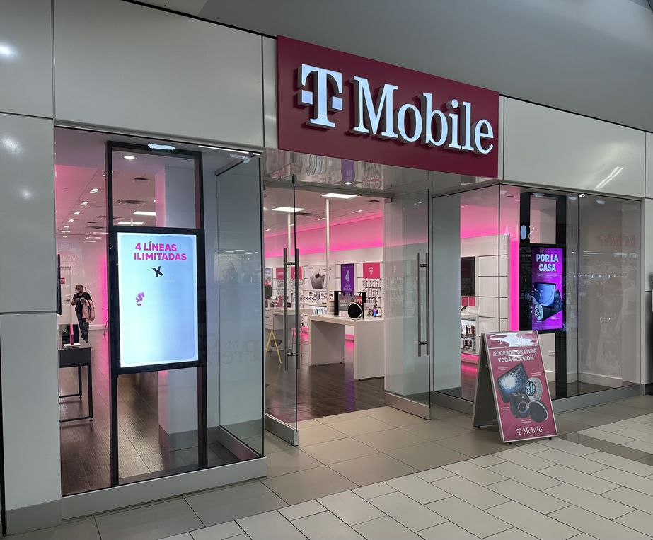 Exterior photo of T-Mobile Store at Centro Del Sur Mall, Ponce, PR
