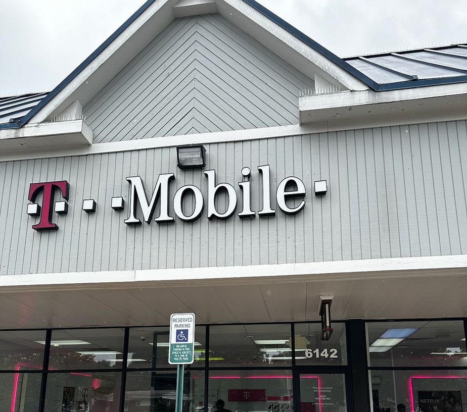Exterior photo of T-Mobile Store at Rose Hill Dr & Franconia Rd, Alexandria, VA
