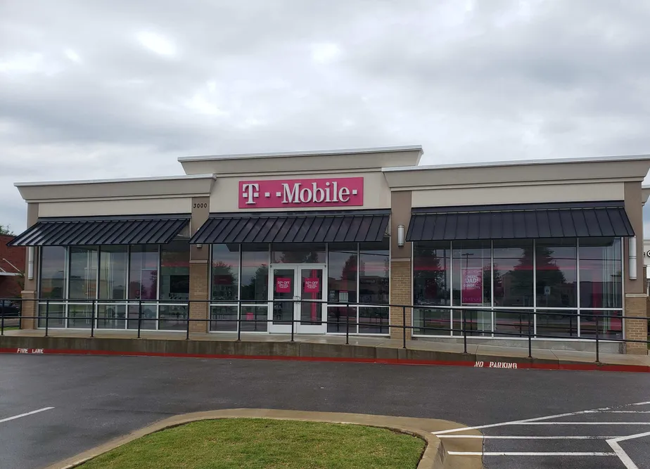 Exterior photo of T-Mobile store at Us Hwy 412 & N Progress Ave, Siloam Springs, AR