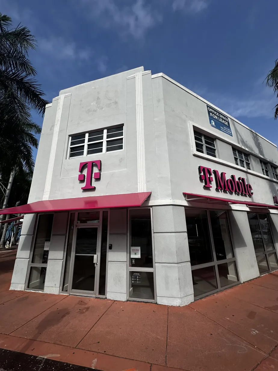Foto del exterior de la tienda T-Mobile en Alton & Lincoln, Miami Beach, FL