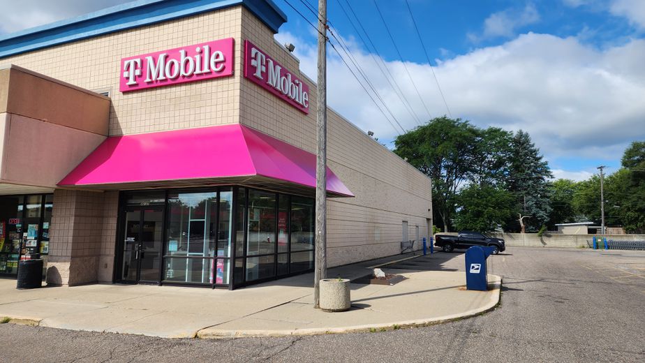 Exterior photo of T-Mobile Store at Eleven Mile & Hoover, Warren, MI