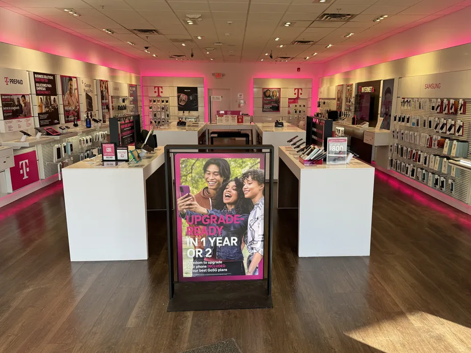 Foto del interior de la tienda T-Mobile en Spring Valley Marketplace, Spring Valley, NY
