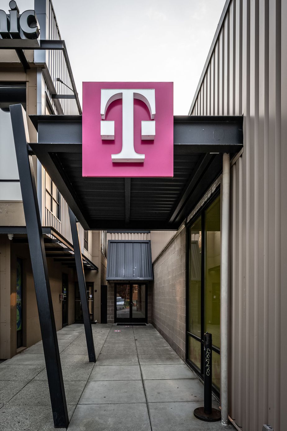 Exterior photo of T-Mobile Store at SE 272nd & SE 172nd, Covington, WA
