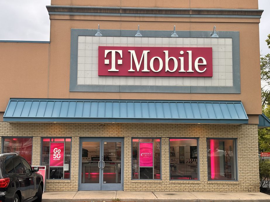 Exterior photo of T-Mobile Store at Us-130 & Elizabeth St, Bordentown, NJ