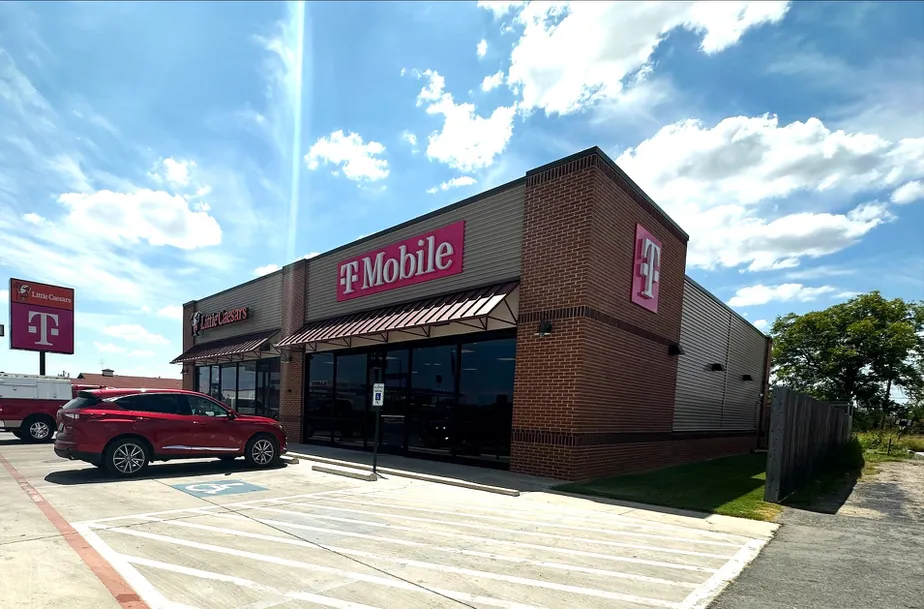 Exterior photo of T-Mobile Store at SE 1st St & SE 17th Ave, Mineral Wells, TX