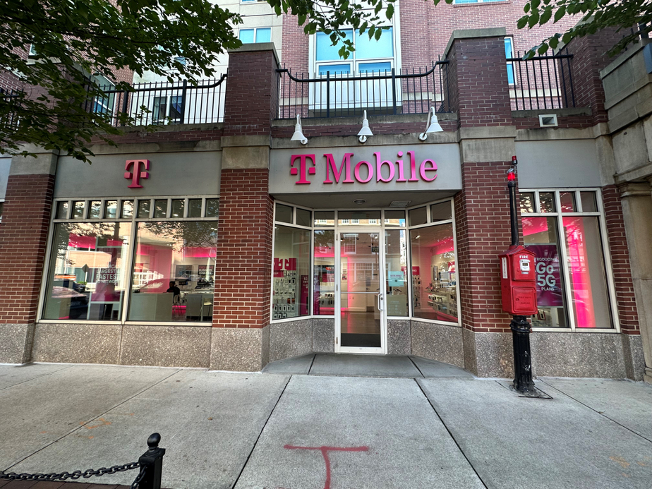 Foto del exterior de la tienda T-Mobile en Hancock & Huntley, Quincy, MA