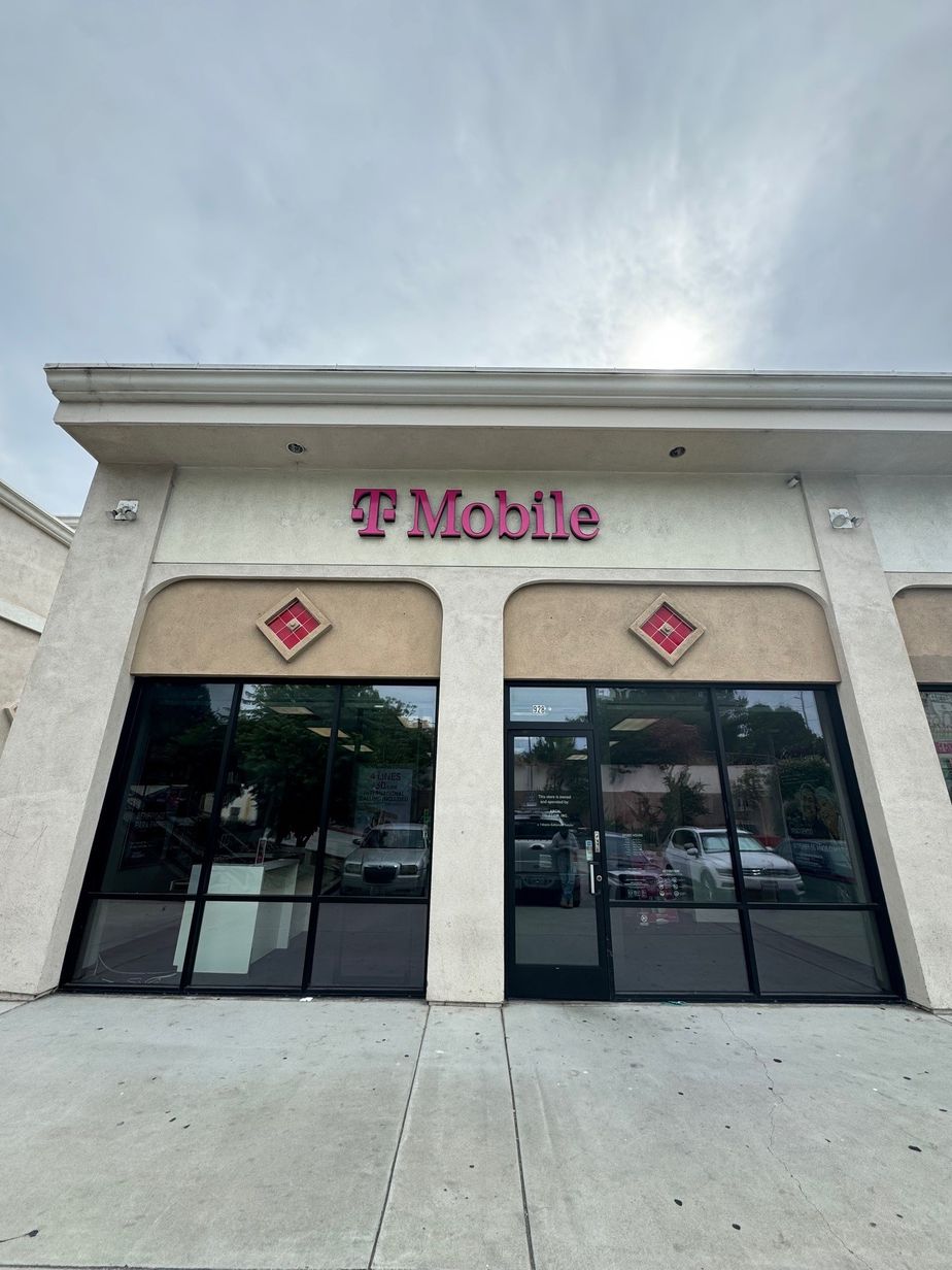 Exterior photo of T-Mobile Store at Highland Ave & E Plaza Blvd, National City, CA