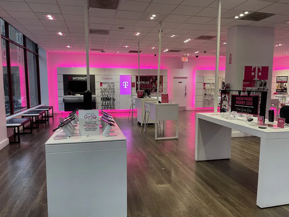 Foto del interior de la tienda T-Mobile en 46th Ave & Queens Blvd, Queens, NY