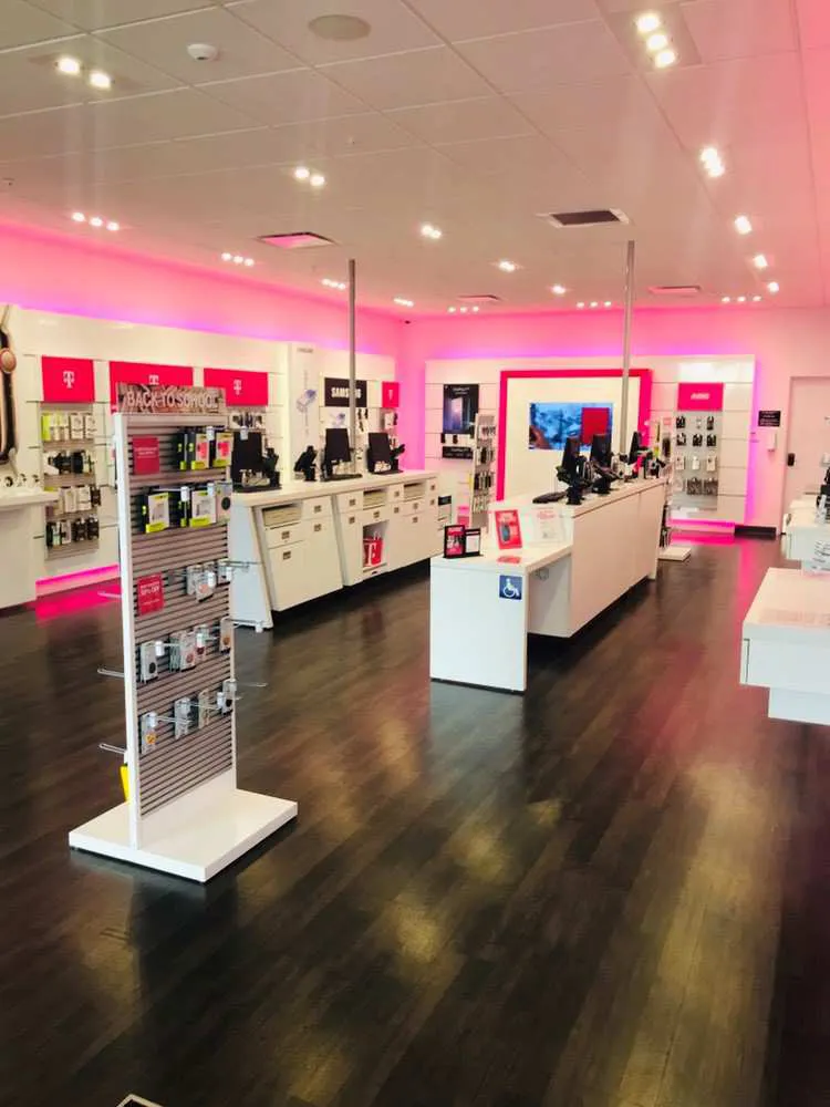Foto del interior de la tienda T-Mobile en Hollister & Storke, Goleta, CA