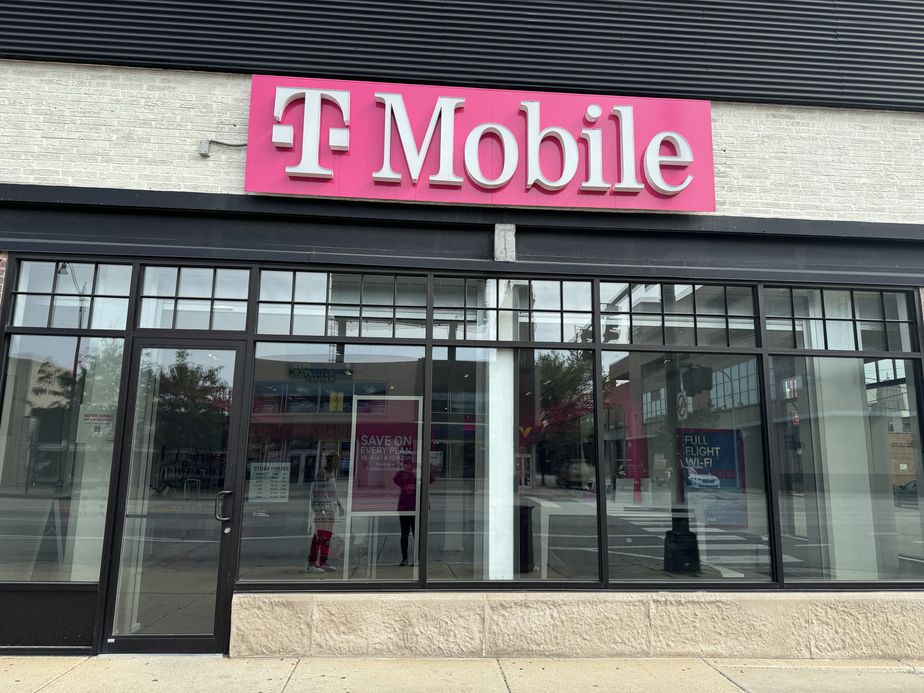 Exterior photo of T-Mobile Store at Roosevelt & Jefferson, Chicago, IL