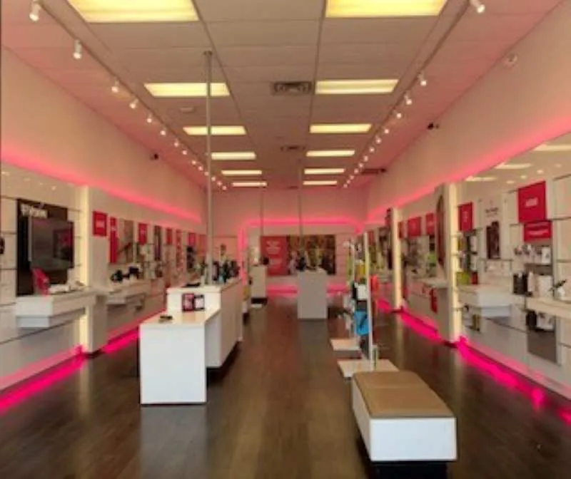 Foto del interior de la tienda T-Mobile en Buckner & Scyene, Dallas, TX