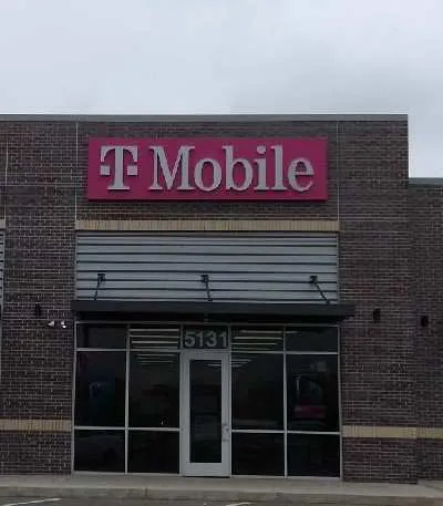 Foto del exterior de la tienda T-Mobile en Dupton Rd & Oak Crossing, Fort Wayne, IN
