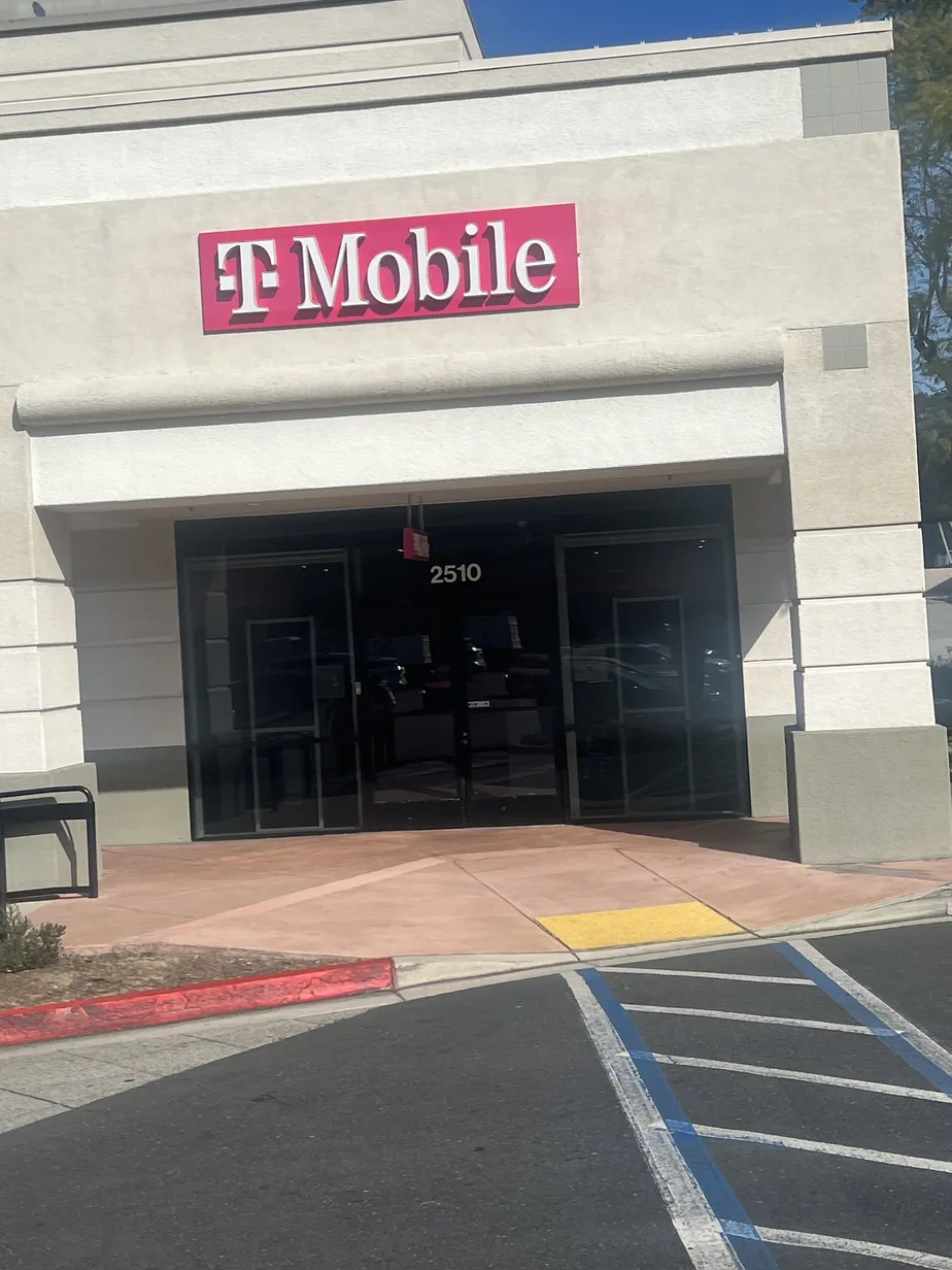 Foto del exterior de la tienda T-Mobile en Cherry & Willow, Long Beach, CA