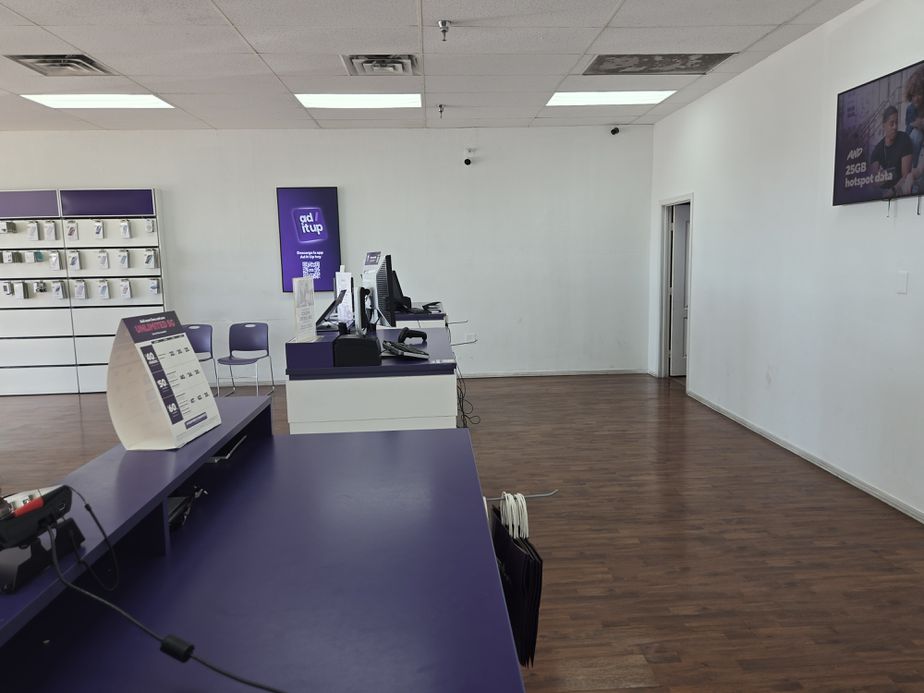 Metro by T-Mobile 8820 N Loop Dr - 8820 N Loop Dr 