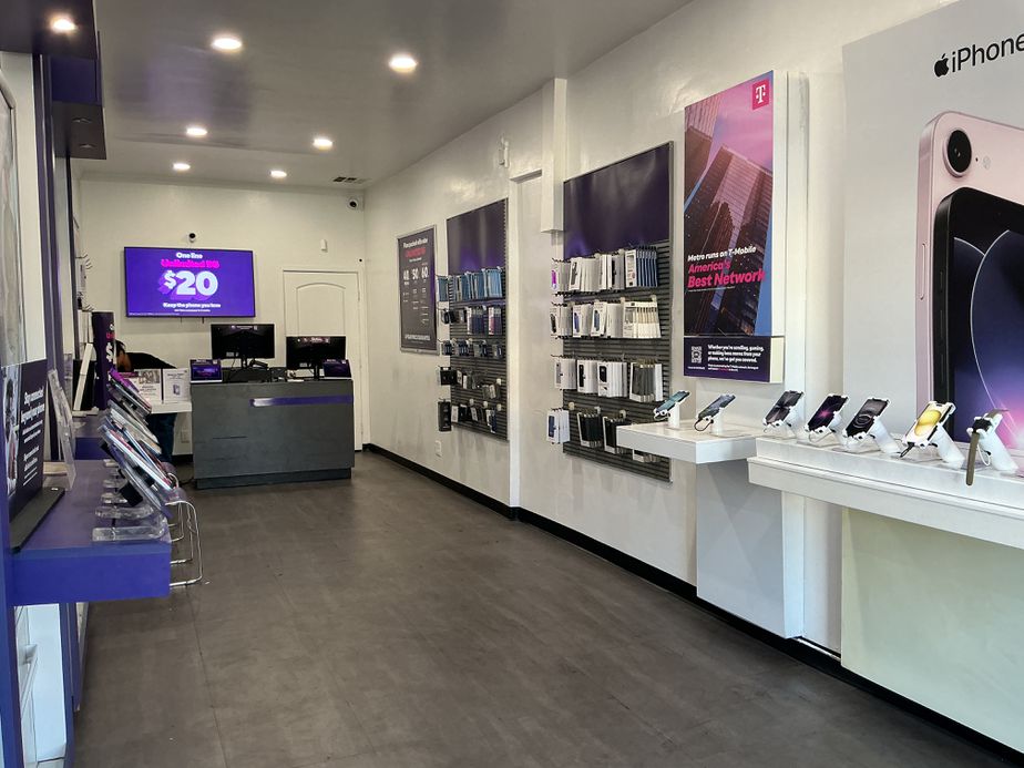 Metro by T-Mobile 724 N Western Ave - 724 N Western Ave 
