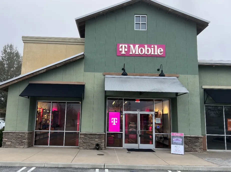 Foto del exterior de la tienda T-Mobile en Golden Hills Plaza, Paso Robles, CA