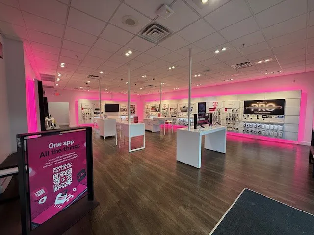  Interior photo of T-Mobile Store at 400 N & I-15, Bountiful, UT 