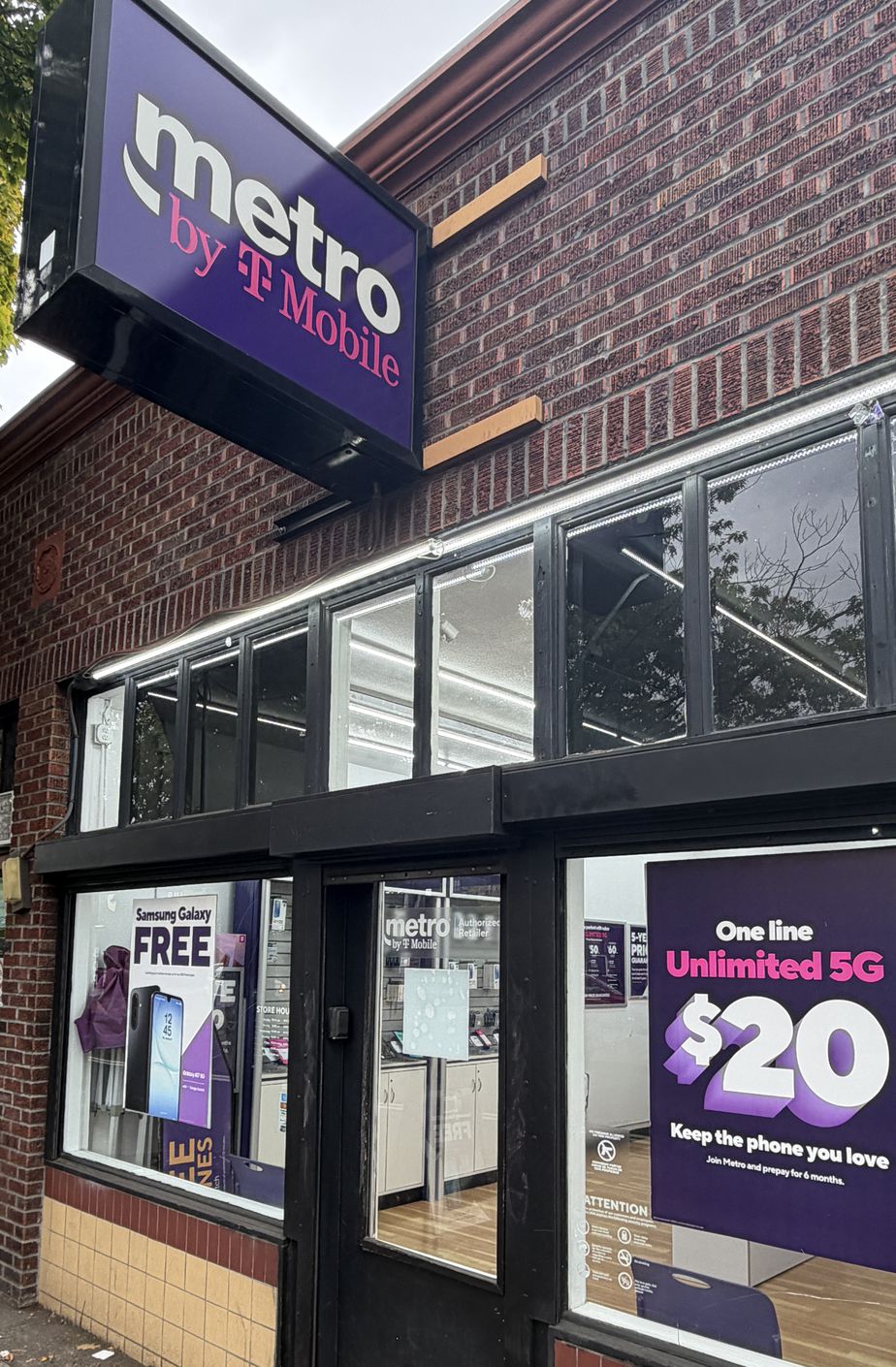 Metro by T-Mobile 5122 NE M L King Blvd - 5122 NE M L King Blvd
