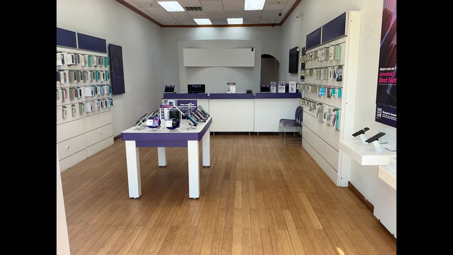 Metro by T-Mobile 2901 Western Center Blvd - 2901 Western Center Blvd 