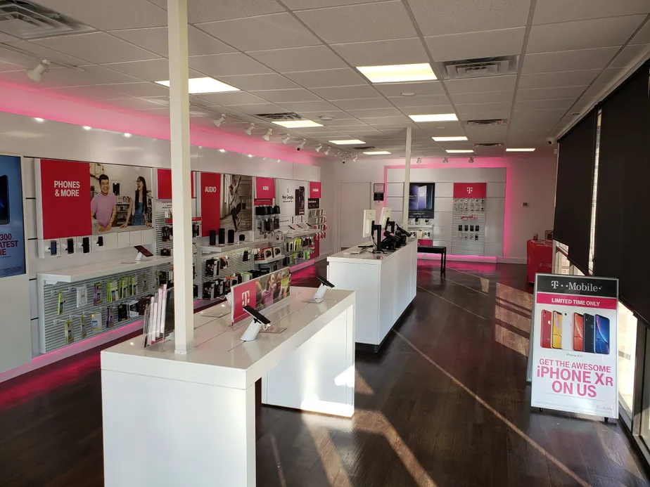 Foto del interior de la tienda T-Mobile en Frontage Rd & Mundy Mill Rd 2, Gainesville, GA