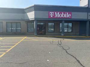 T-Mobile Winthrop Ave & Grafton St: Experience Store in