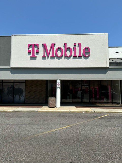 Exterior photo of T-Mobile Store at Sunrise Hwy & Johnson Ave, Bohemia, NY