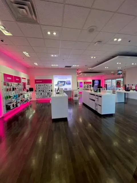 Foto del interior de la tienda T-Mobile en Eastern & Ione, Las Vegas, NV