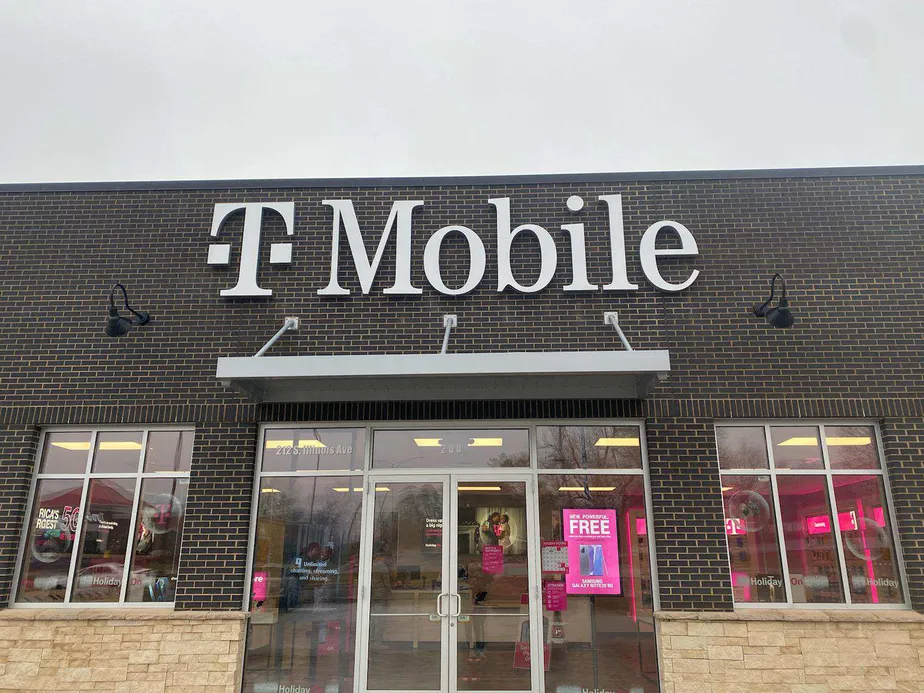 Exterior photo of T-Mobile store at S Illinois Ave & Tuskegee Dr, Oak Ridge, TN
