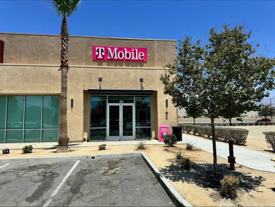 Exterior photo of T-Mobile Store at The Palms at Indio, Indio, CA