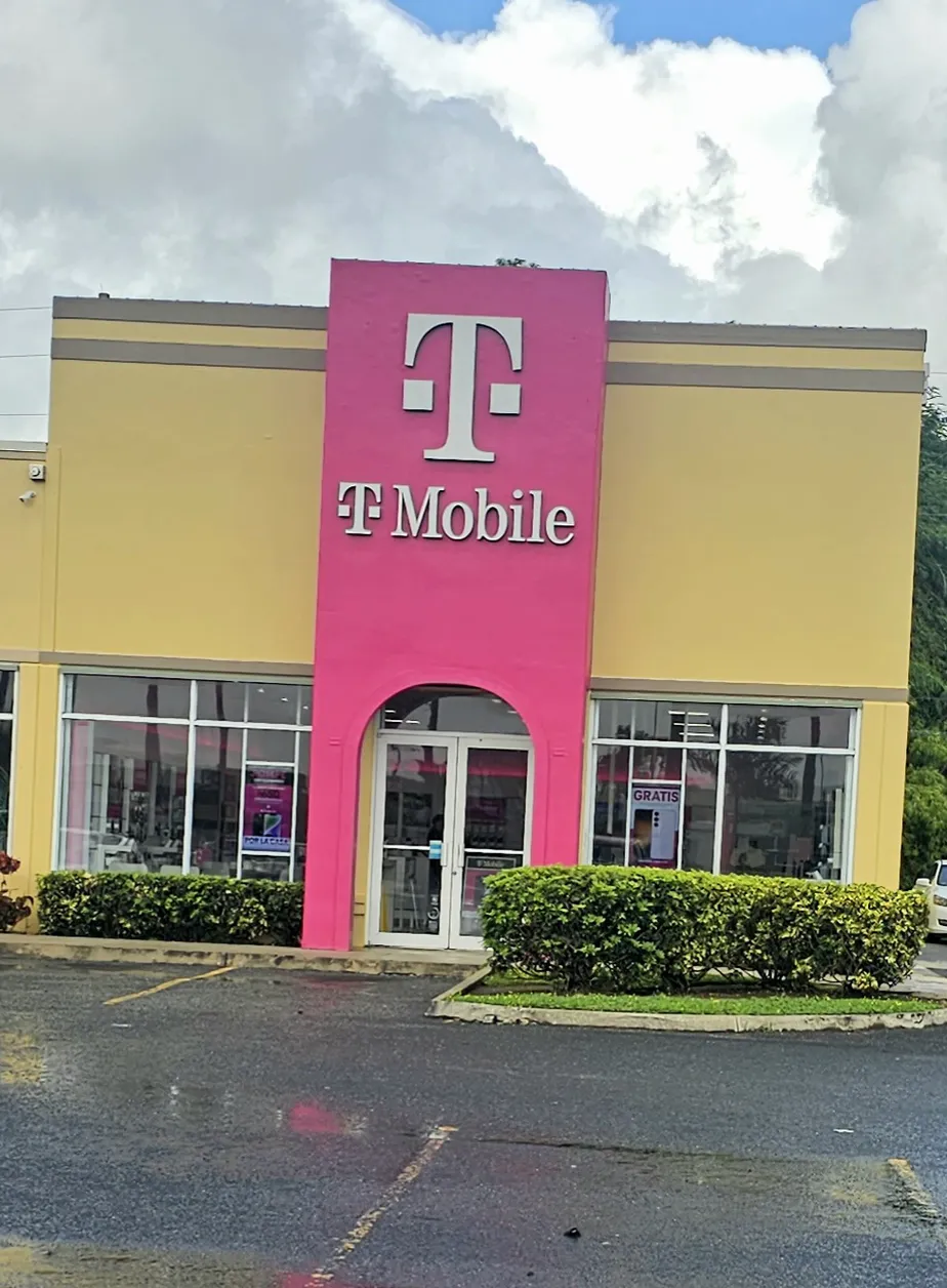 Foto del exterior de la tienda T-Mobile en Plaza Cayey, Cayey, PR