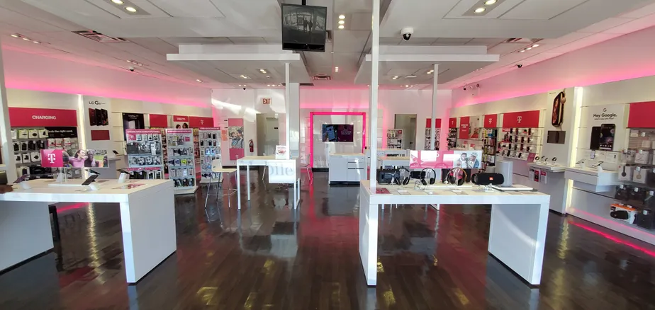 Foto del interior de la tienda T-Mobile en Flatlands Ave & Ralph Ave, Brooklyn, NY