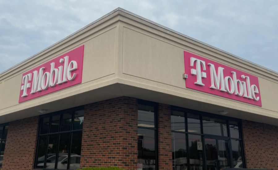 Exterior photo of T-Mobile Store at State & Daisy, New Albany, IN