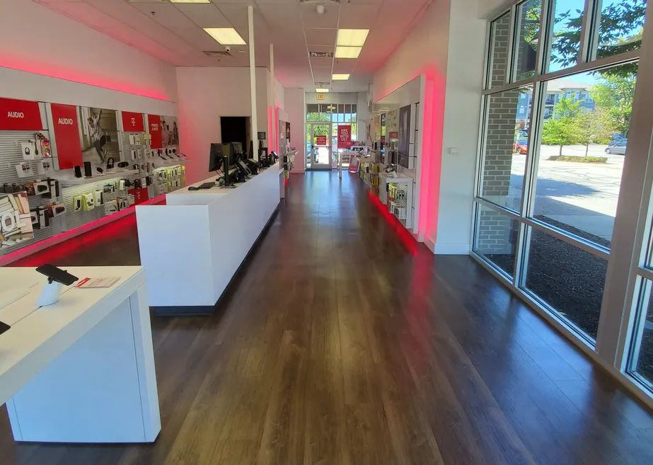 Foto del interior de la tienda T-Mobile en 116th St & Guilford Rd, Carmel, IN