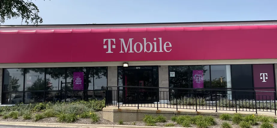  Exterior photo of T-Mobile Store at N Lake St & Il 31, Aurora, IL 
