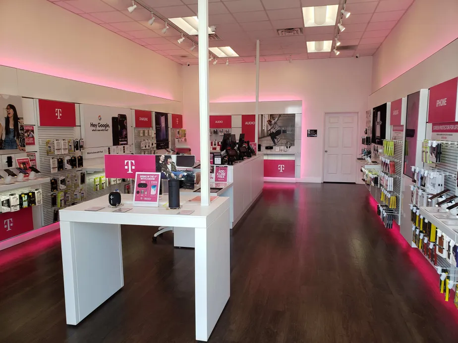 Foto del interior de la tienda T-Mobile en Lincoln Hwy & Eastbrook Rd, Lancaster, PA