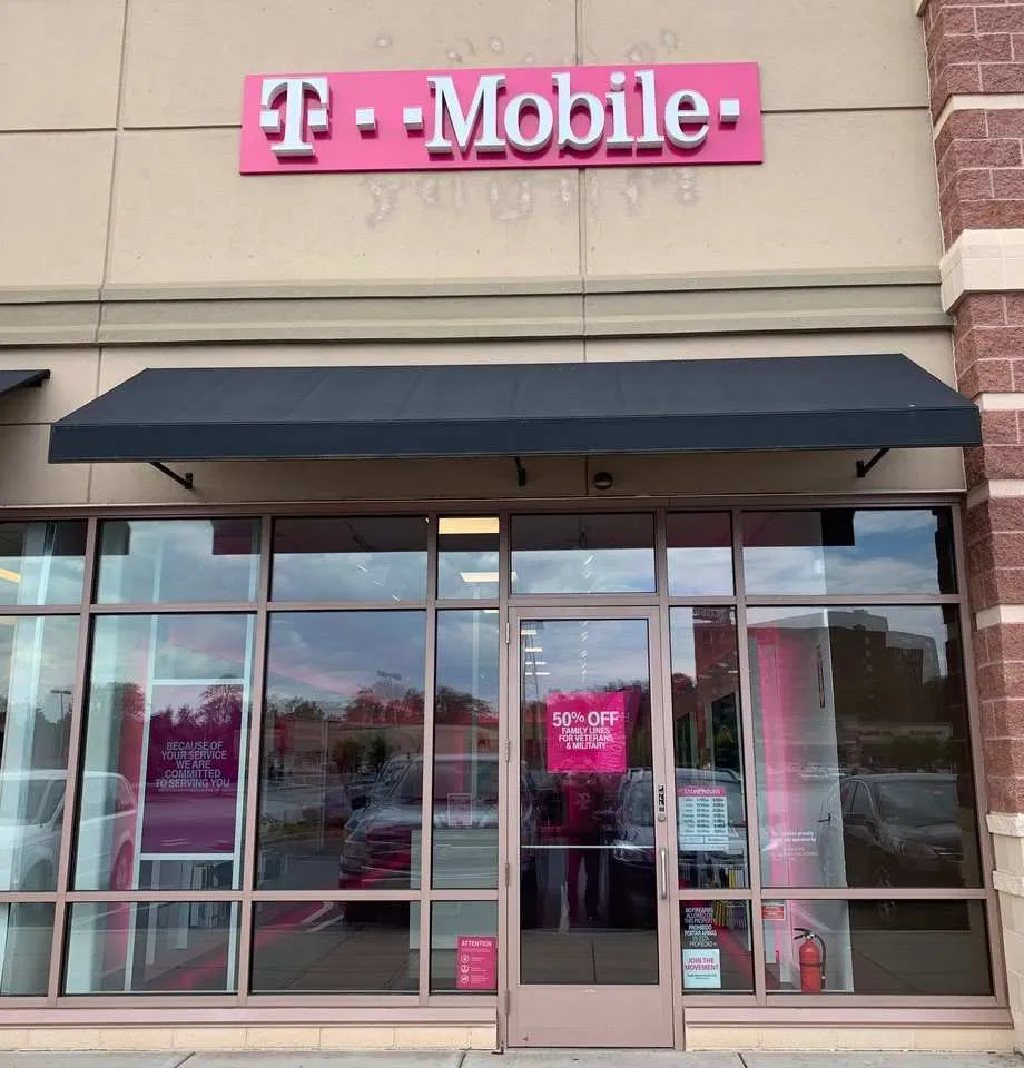 Exterior photo of T-Mobile store at High Pointe Blvd & Lindle Rd, Harrisburg, PA 