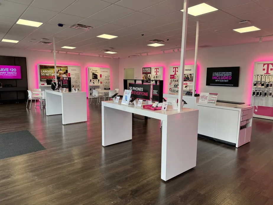 Foto del interior de la tienda T-Mobile en Cooper & Simmons, Henderson, NC