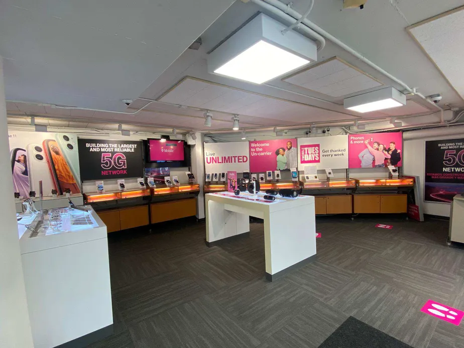 Foto del interior de la tienda T-Mobile en Mission St & Jessie St W, San Francisco, CA